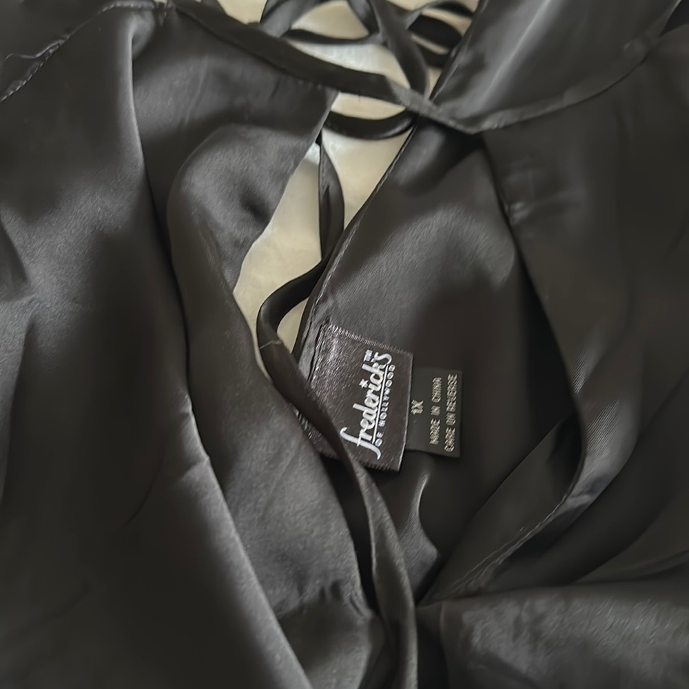 Sleeveless blouse. Fredericks of Hollywood 1x